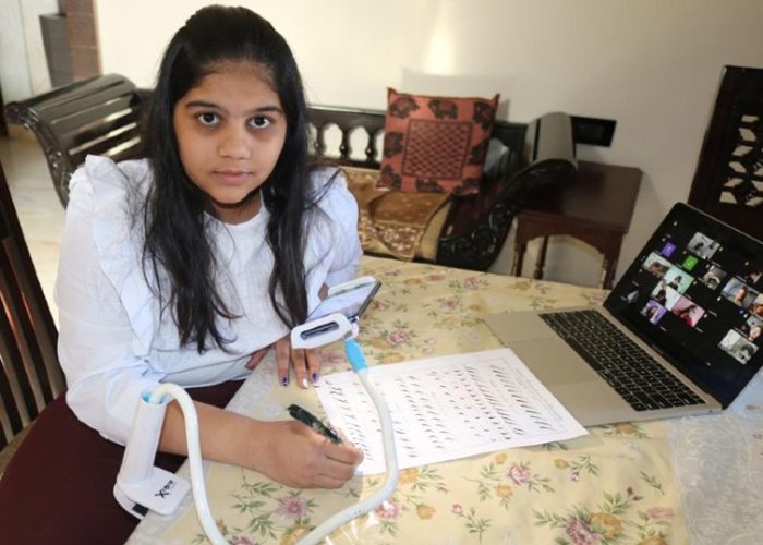 ગૌરી 13 વર્ષની ઉંમરે 1500 વિદ્યાર્થીઓને ભણાવે છેઃ 'રામ' લખીને ભગવાન રામનું ચિત્ર બનાવ્યું હતું. 4 gauri maheswari 27 1 22 4 700x500 1