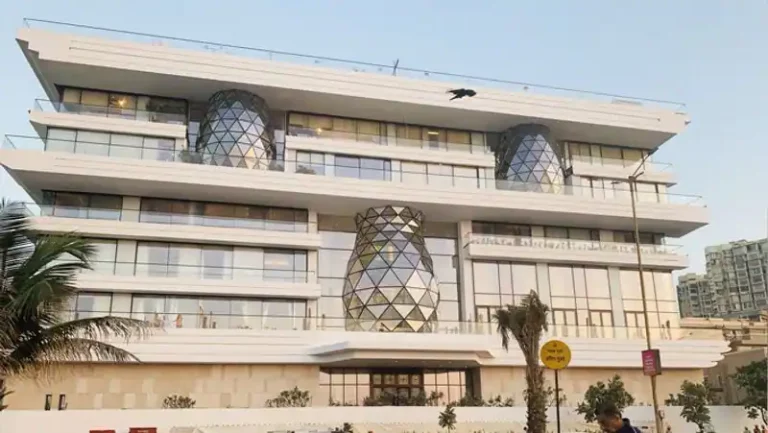 લગ્ન પછી મુકેશ અંબાણીની દીકરી રહે છે, કરોડોની કિંમતના આ આલીશાન બંગલામાં, જુઓ ફોટાઓ. 6 gulita 01 01 2022 1 768x433 1