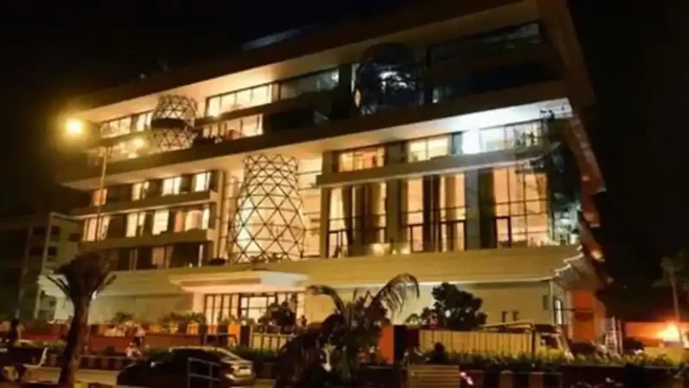 લગ્ન પછી મુકેશ અંબાણીની દીકરી રહે છે, કરોડોની કિંમતના આ આલીશાન બંગલામાં, જુઓ ફોટાઓ. 7 gulita 01 01 2022 2 768x433 1