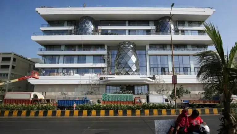 લગ્ન પછી મુકેશ અંબાણીની દીકરી રહે છે, કરોડોની કિંમતના આ આલીશાન બંગલામાં, જુઓ ફોટાઓ. 8 gulita 01 01 2022 3 768x433 1