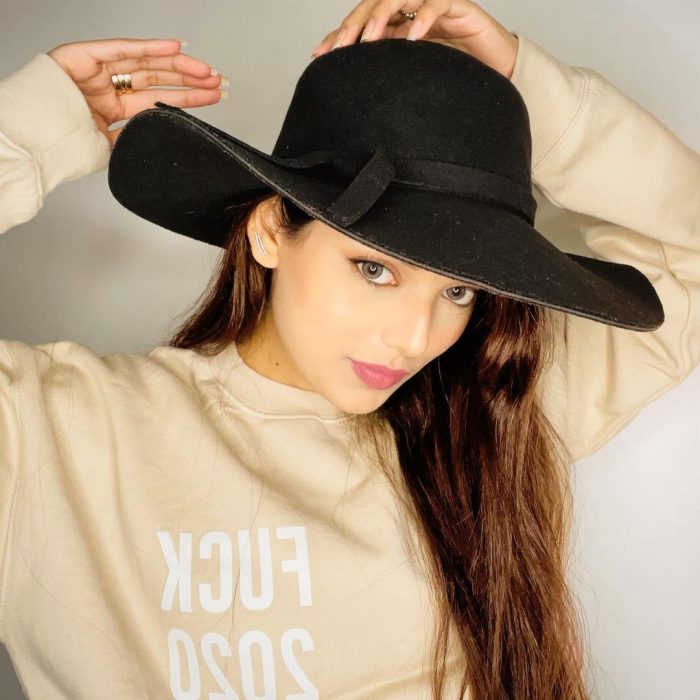 ઋષભ પંતની ગર્લફ્રેન્ડ ઈશા નેગી છે સુંદરતાની પરી, તેણે સુંદરતામાં અનેક અભિનેત્રીઓને પાછળ મૂકી. 3 isha negi 05.01.22 1 700x700 1