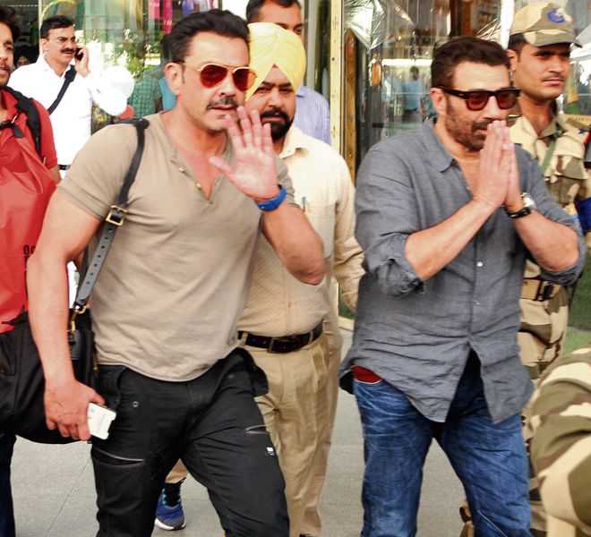 આ કારણે શાહરૂખે અજયની માગી હતી માફી, પણ માફ નાતા કર્યા, આ મામલો 'કરણ અર્જુન' સાથે જોડાયેલો છે. 3 karan arjun in sunny and bobby deol