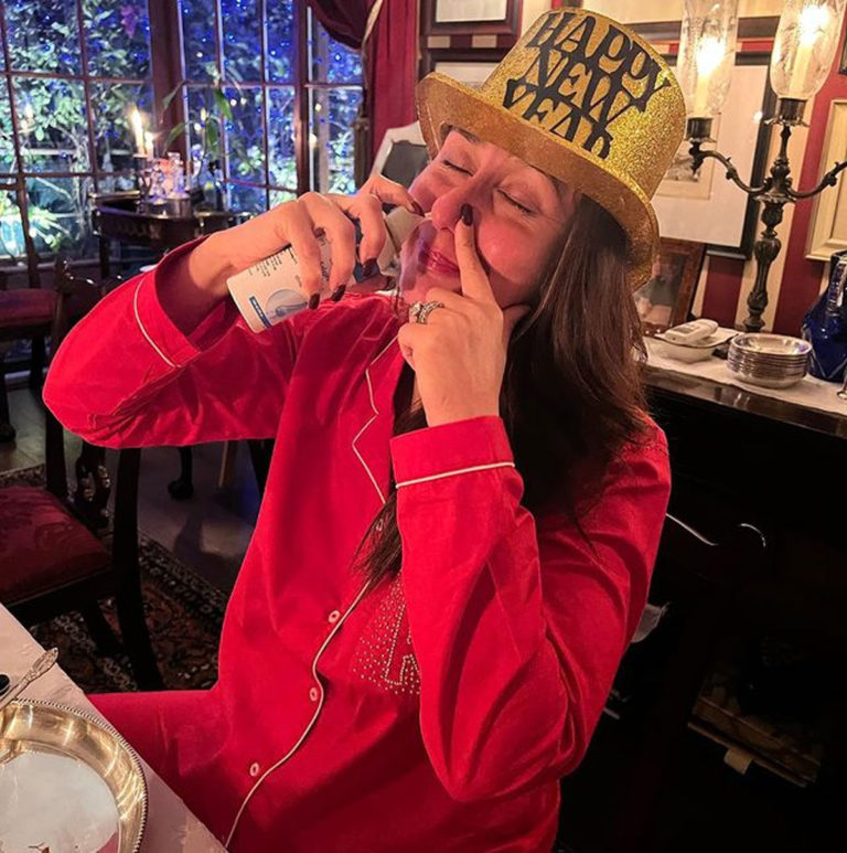 નાના પુત્ર તૈમૂર સાથે પાયજામામાં પાર્ટી કરતી જોવા મળી મમ્મી કરીના, પટૌડી પરિવારે સાથે મળીને ઉજવ્યું નવું વર્ષ. 7 kareena saif new year party 03 01 2022 1 768x773 1