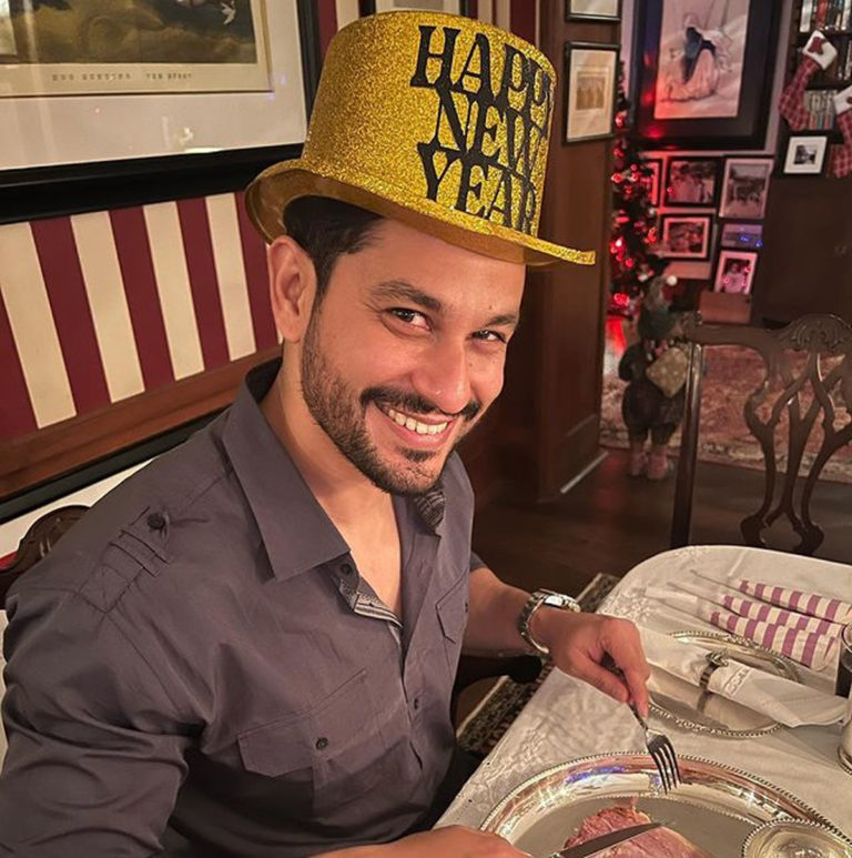 નાના પુત્ર તૈમૂર સાથે પાયજામામાં પાર્ટી કરતી જોવા મળી મમ્મી કરીના, પટૌડી પરિવારે સાથે મળીને ઉજવ્યું નવું વર્ષ. 4 kareena saif new year party 03 01 2022 4 768x773 1