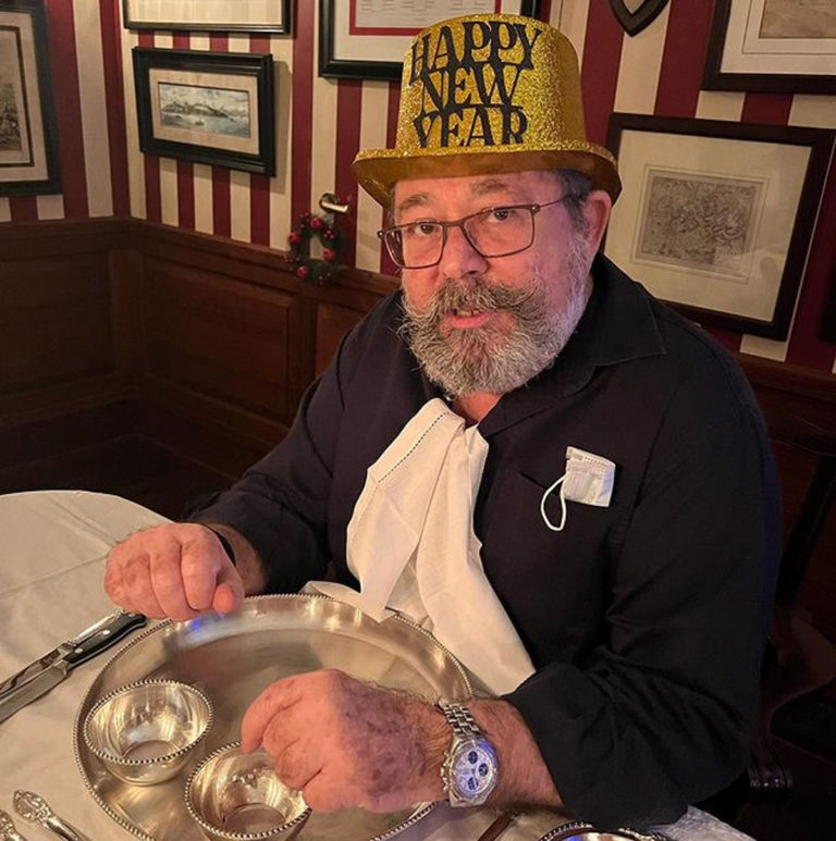 નાના પુત્ર તૈમૂર સાથે પાયજામામાં પાર્ટી કરતી જોવા મળી મમ્મી કરીના, પટૌડી પરિવારે સાથે મળીને ઉજવ્યું નવું વર્ષ. 6 kareena saif new year party 03 01 2022 6 768x773 1