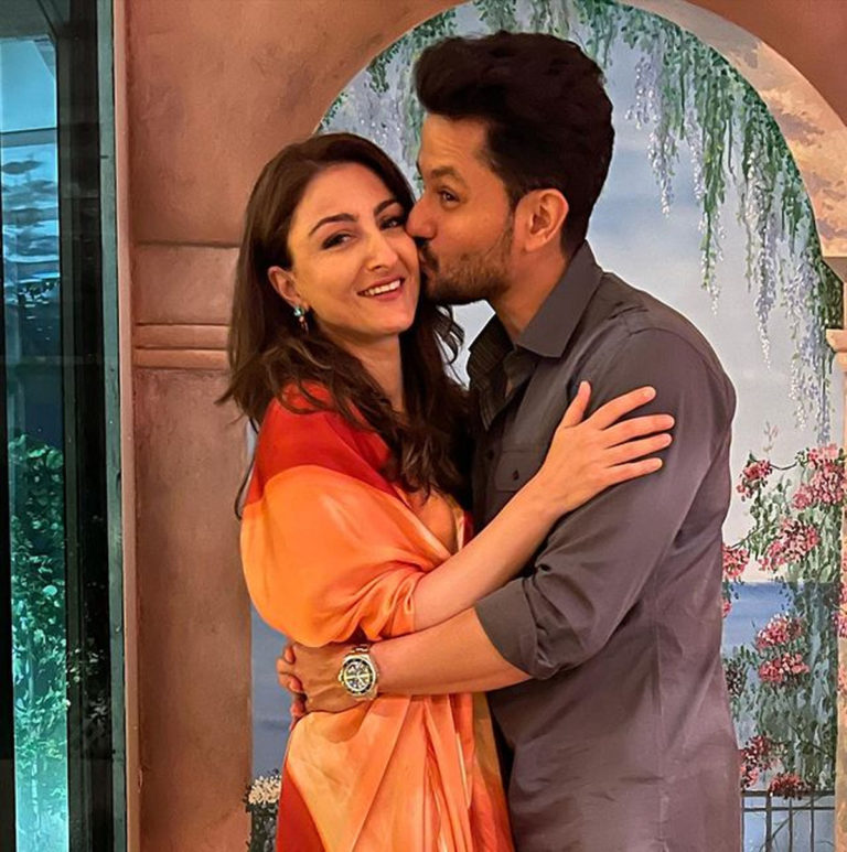 નાના પુત્ર તૈમૂર સાથે પાયજામામાં પાર્ટી કરતી જોવા મળી મમ્મી કરીના, પટૌડી પરિવારે સાથે મળીને ઉજવ્યું નવું વર્ષ. 8 kareena saif new year party 03 01 2022 8 768x773 1