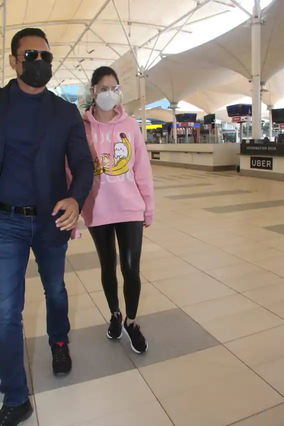 ઈન્દોરમાં વિક્કીને મળતાની સાથે જ કેટરીનાનો રંગ બદલાઈ ગયો હતો, જ્યારે તે મુંબઈ પાછી આવી, ત્યારે તેણે એક અલગ જ નૂર બતાવ્યું હતું, જુઓ ફોટાઓ. 4 katrina airport look 3