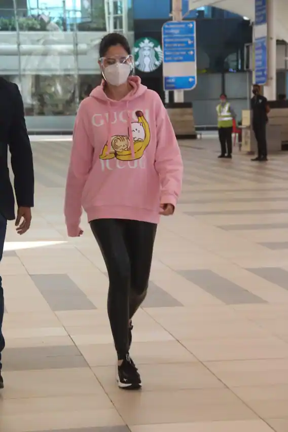 ઈન્દોરમાં વિક્કીને મળતાની સાથે જ કેટરીનાનો રંગ બદલાઈ ગયો હતો, જ્યારે તે મુંબઈ પાછી આવી, ત્યારે તેણે એક અલગ જ નૂર બતાવ્યું હતું, જુઓ ફોટાઓ. 5 katrina airport look