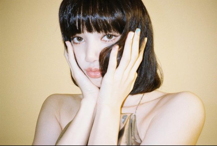 દુનિયાના આ ખૂણે જોવા મળે છે આરાધ્યા બચ્ચનનો લુક: ચાહકોએ કહ્યું, આ આરાધ્યાની કાર્બન કોપી છે. 2 lalalalisa 30 12 2 1 700x472 1