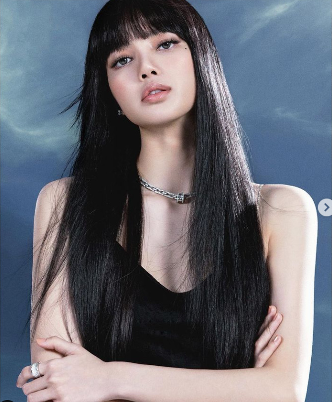 દુનિયાના આ ખૂણે જોવા મળે છે આરાધ્યા બચ્ચનનો લુક: ચાહકોએ કહ્યું, આ આરાધ્યાની કાર્બન કોપી છે. 6 lalalalisa 30 12 2 3