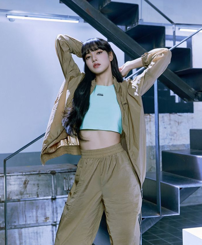 દુનિયાના આ ખૂણે જોવા મળે છે આરાધ્યા બચ્ચનનો લુક: ચાહકોએ કહ્યું, આ આરાધ્યાની કાર્બન કોપી છે. 4 lalalalisa 30 12 2 4