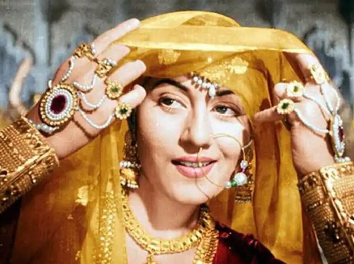 મૃત્યુ પહેલા મીના કુમારીએ ગુલઝારને પોતાની ખાસ વસ્તુ આપી, પતિ સાથે કર્યા બે વાર લગ્ન. 4 meena kumari 5 700x521 1