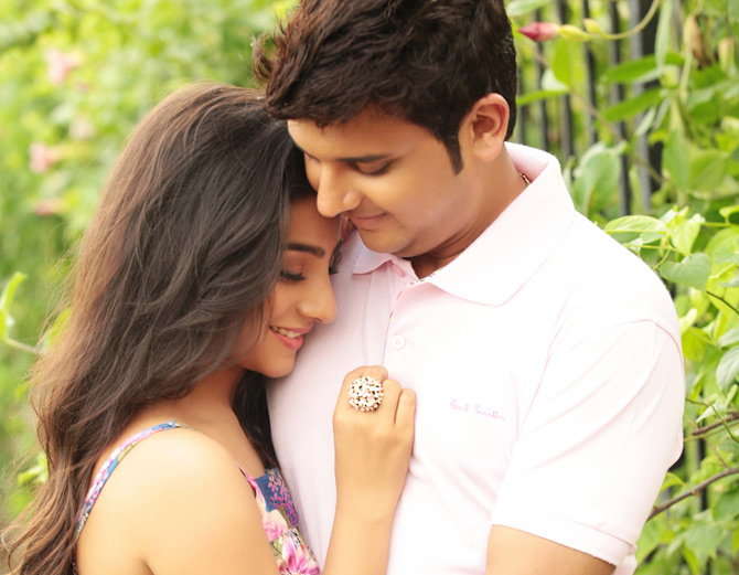 લગ્ન પછી પણ પતિથી દૂર રહેવા મજબૂર, પણ તેમ છતાં આ અભિનેત્રીઓના સંબંધો મજબૂત છે. 3 neha marda husband