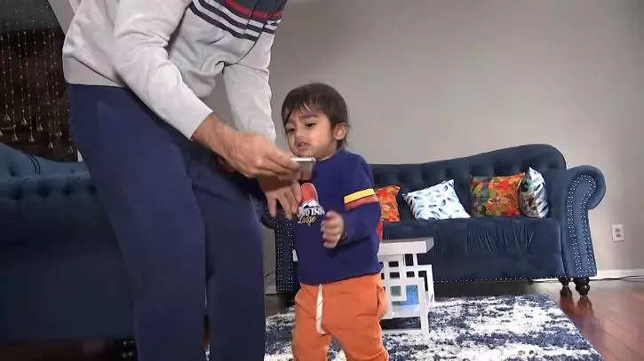 પિતાએ 2 વર્ષના બાળકને રમવા માટે મોબાઈલ આપ્યો, બાળકે 2 લાખનો ઓર્ડર આપ્યો, સામાન ઘરે પહોંચ્યો 2 new jersy indian couple shockedt when toddler orders furniture worth rs 1 4 lakh from moms phone 25.01.22 4