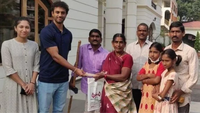 12 વર્ષ પહેલા ગરીબ ફેરિયા પાસેથી મગફળી મફતમાં લીધી હતી, અમેરિકાથી પરત આવીને આ રીતે ચૂકવી લોન. 3 peanut seller 2 700x394 1