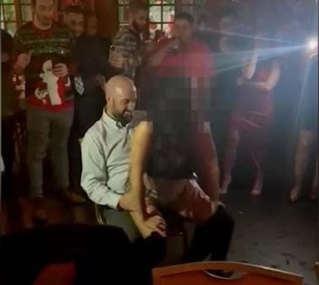 ટૂંકા કપડામાં એક મહિલા જોઈને પોલીસકર્મીને અધિકારી ઉભા થઈ ગયા, ખોળામાં બેસીને લેપ ડાન્સ કર્યો. 2 police officer viral video 4