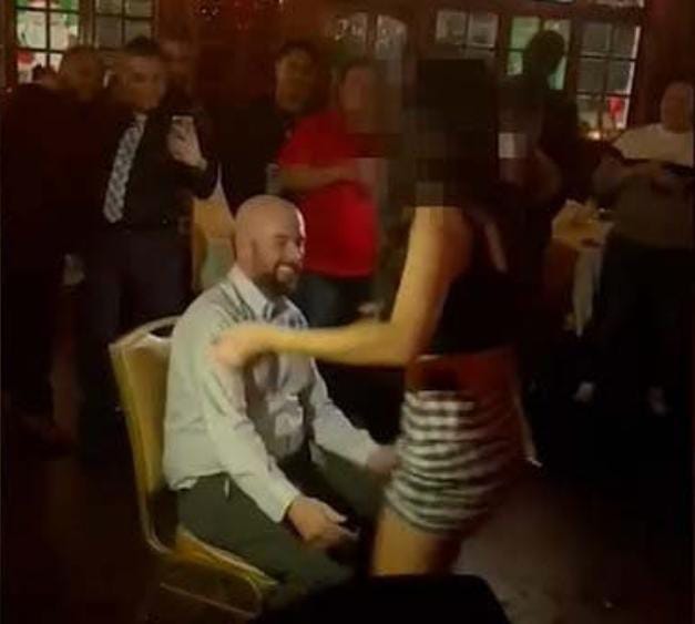 ટૂંકા કપડામાં એક મહિલા જોઈને પોલીસકર્મીને અધિકારી ઉભા થઈ ગયા, ખોળામાં બેસીને લેપ ડાન્સ કર્યો. 3 police officer viral video 5