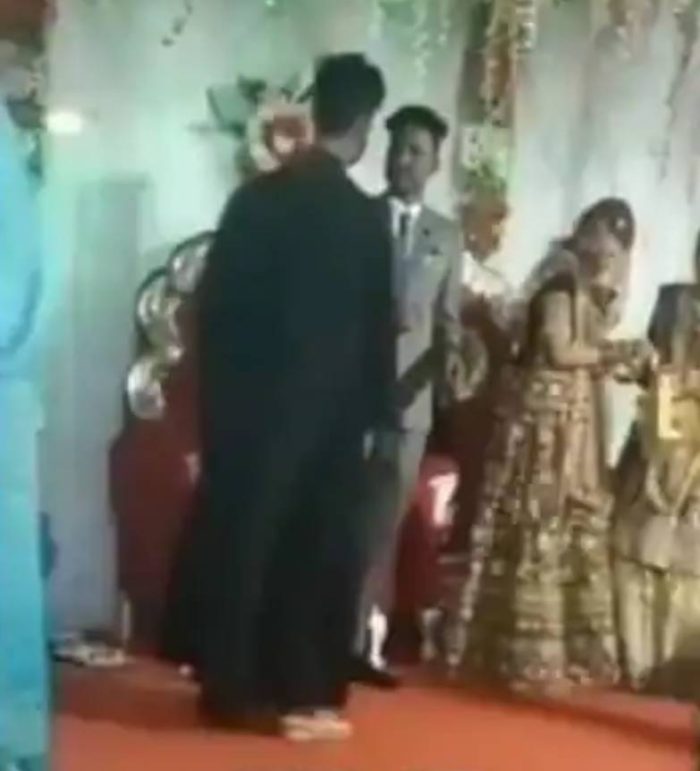 લગ્ન સમયે વરરાજાને બળજબરીથી છોડવામાં આવ્યો, બુરખો હટાવતા 440 વોલ્ટનો આંચકો લાગ્યો, જુઓ ફોટાઓ. 4 prank video 2 700x771 1