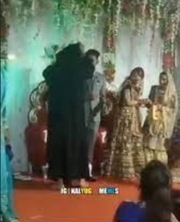 લગ્ન સમયે વરરાજાને બળજબરીથી છોડવામાં આવ્યો, બુરખો હટાવતા 440 વોલ્ટનો આંચકો લાગ્યો, જુઓ ફોટાઓ. 5 prank video 3