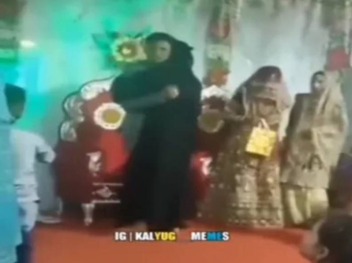 લગ્ન સમયે વરરાજાને બળજબરીથી છોડવામાં આવ્યો, બુરખો હટાવતા 440 વોલ્ટનો આંચકો લાગ્યો, જુઓ ફોટાઓ. 2 prank video 4 700x524 1