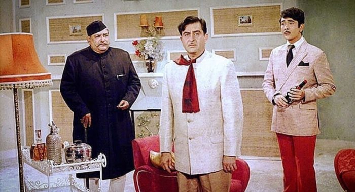 પિતા સુપરસ્ટાર હતા, પણ પુત્રને મજૂર બનાવવામાં આવ્યો હતો, એક સમયે રાજ કપૂર બોમ્બે ટોકીઝમાં મજૂર તરીકે કામ કરતા હતા. 4 raj kapoor 15 1 22 1 700x379 1