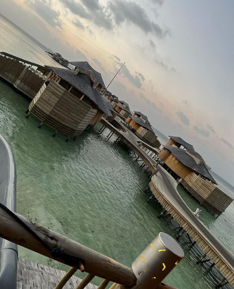 બડે અચ્છે લગતે હૈં" એક્ટર રામ કપૂર માલદીવમાં પત્ની ગૌતમી સાથે રોમાન્સ કરતા જોવા મળ્યા, જુઓ આ ફોટાઓ. 6 ram kapoor shares romantic pics with his wife gautami from their maldives vacation 02 01 2021 1 768x950 1