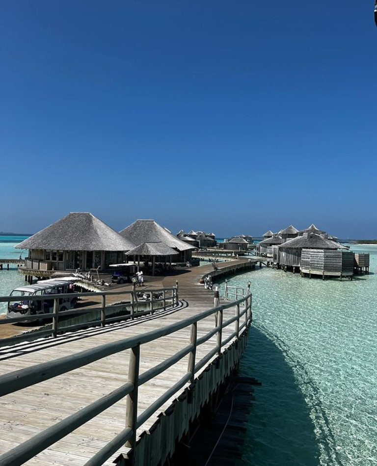 બડે અચ્છે લગતે હૈં" એક્ટર રામ કપૂર માલદીવમાં પત્ની ગૌતમી સાથે રોમાન્સ કરતા જોવા મળ્યા, જુઓ આ ફોટાઓ. 8 ram kapoor shares romantic pics with his wife gautami from their maldives vacation 02 01 2021 3 768x950 1