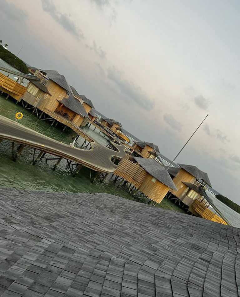 બડે અચ્છે લગતે હૈં" એક્ટર રામ કપૂર માલદીવમાં પત્ની ગૌતમી સાથે રોમાન્સ કરતા જોવા મળ્યા, જુઓ આ ફોટાઓ. 5 ram kapoor shares romantic pics with his wife gautami from their maldives vacation 02 01 2021 768x950 1