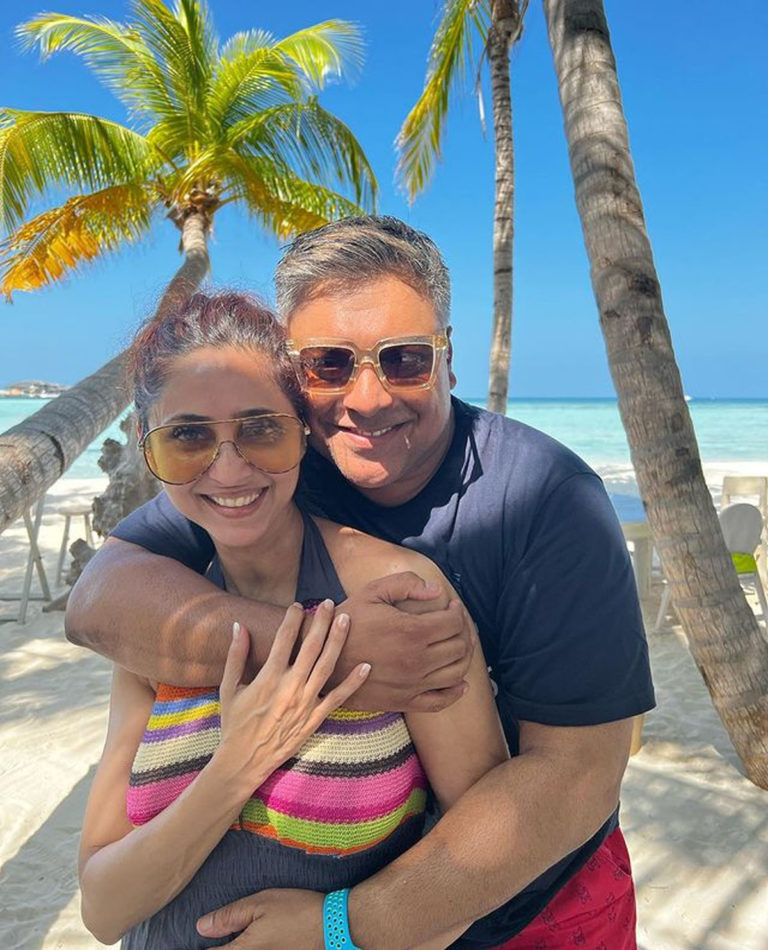 બડે અચ્છે લગતે હૈં" એક્ટર રામ કપૂર માલદીવમાં પત્ની ગૌતમી સાથે રોમાન્સ કરતા જોવા મળ્યા, જુઓ આ ફોટાઓ. 2 ram kapoor with wife 02 01 2022 1 768x950 1