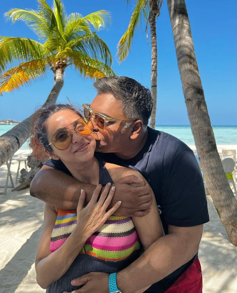 બડે અચ્છે લગતે હૈં" એક્ટર રામ કપૂર માલદીવમાં પત્ની ગૌતમી સાથે રોમાન્સ કરતા જોવા મળ્યા, જુઓ આ ફોટાઓ. 3 ram kapoor with wife 02 01 2022 2 768x950 1