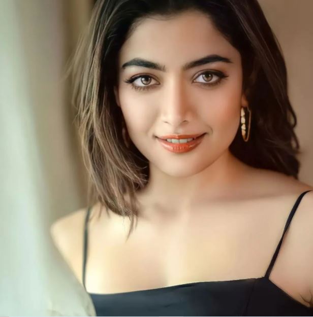 પુષ્પા' એક્ટ્રેસ રશ્મિકા મંદન્ના જ્યારે બધાની સામે શરમાઈ રહી હતી, ત્યારે તે Oops Moment નો શિકાર બની હતી. 4 rashmika mandanna 1 2