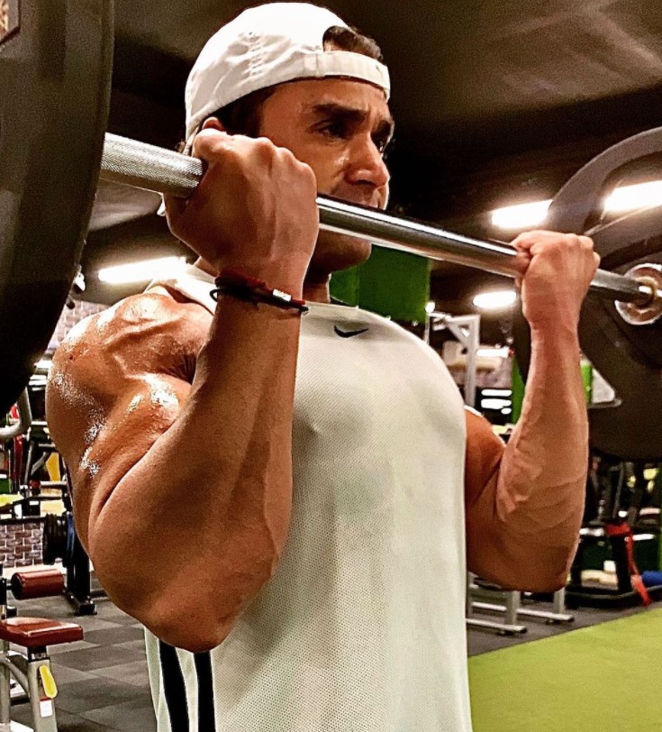 IPS સચિન અતુલકર વર્કઆઉટ એક્સપર્ટ છે, ફિટનેસ મોડલ્સને પણ હરાવવા માટે આપે છે શાનદાર બોડી, જુઓ ફોટાઓ 2 sachin 1