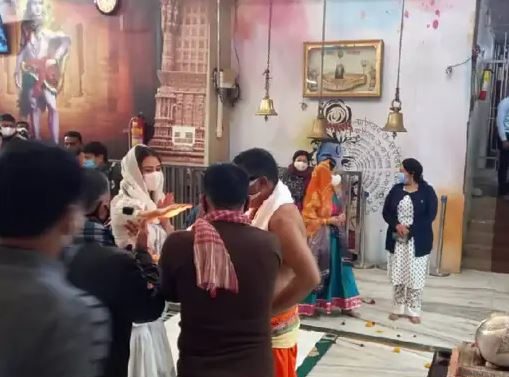 સારા અલી ખાનાએ એક મહિનામાં બીજી વખત મહાકાલના દરે 'ઓમ નમઃ શિવાય'નો જાપ કર્યો, માતા અમૃતા પણ સાથે દેખાયા. 6 sara ali khan 3 e1642248853929