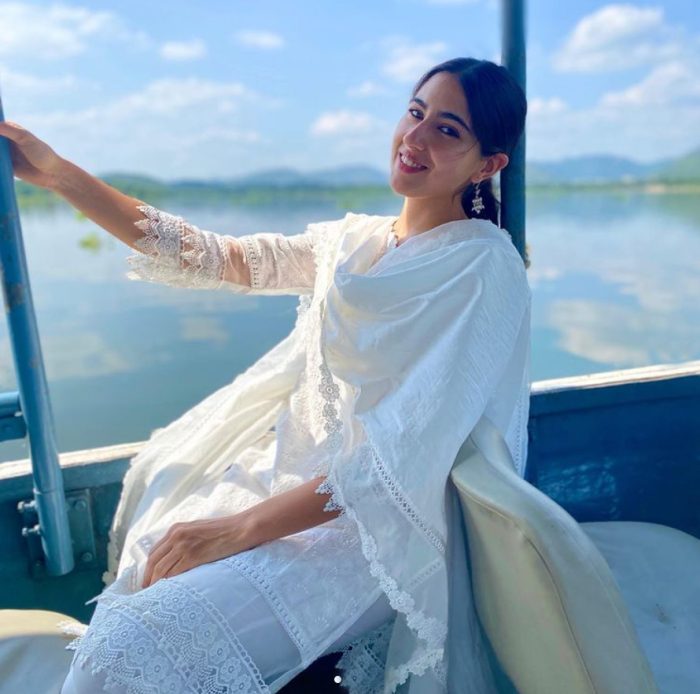 સારા અલી ખાનાએ એક મહિનામાં બીજી વખત મહાકાલના દરે 'ઓમ નમઃ શિવાય'નો જાપ કર્યો, માતા અમૃતા પણ સાથે દેખાયા. 2 sara ali khan 5 12 121 2 700x694 1