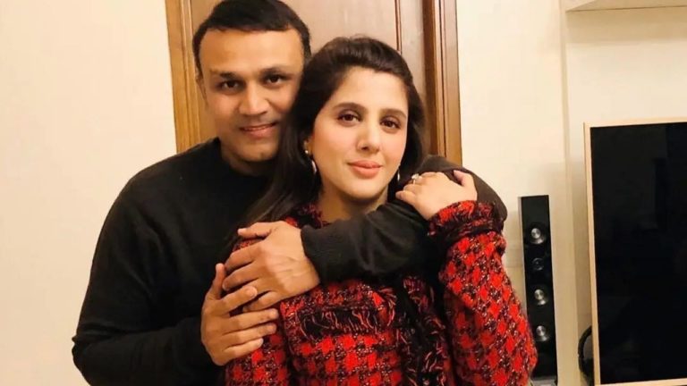 આ ક્રિકેટરોની પત્નીઓ ખૂબ જ અમીર પરિવારની છે, તો જુઓ કોણ કોણ છે. 3 virendra sehwag with wife aarti 01 01 2022 768x432 1