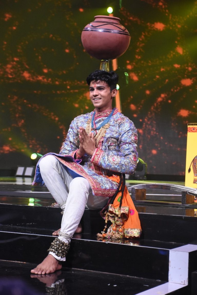 અલવર કે લાલનો ડાન્સ જોઈ શિલ્પા શેટ્ટી પોતાની જાતને રોકી ન શકી, માથા પર પોટ બાંધીને ડાન્સ કર્યો. 4 Pravin 31.01.22 1 768x1151 1