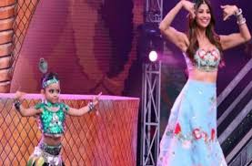 અલવર કે લાલનો ડાન્સ જોઈ શિલ્પા શેટ્ટી પોતાની જાતને રોકી ન શકી, માથા પર પોટ બાંધીને ડાન્સ કર્યો. 7 download 66