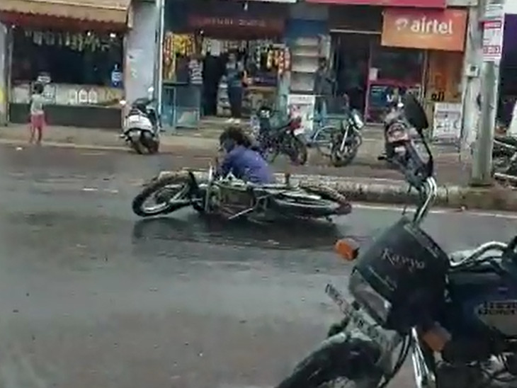A a a .... gone! In the first rains in Vadodara, people started slipping on the road