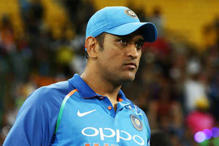dhonis-knee-treatment-for-bringing-veteran-bowlers-to-his-knees-for-only-rs-40