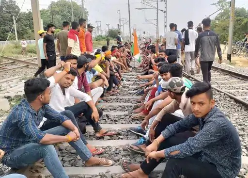 બિહારમાં સતત ત્રીજા દિવસે અગ્નિપથ યોજનાનો વિરોધ! તોડફોડ અને આગ ચંપીના અનેક બનાવો 2 Opposition to Agneepath project in Bihar for third day in a row! Incidents of vandalism and fire champs