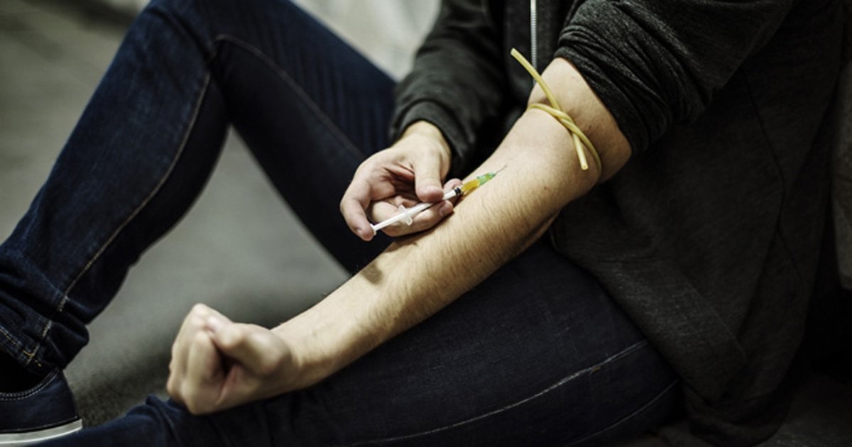 ડ્રગ્સ માટે ભાન ભુલતી યુવતીઓ! રેવ પાર્ટીમાં એક ડોઝ માટે યુવતીઓ કોઈપણ સાથે સુઈ જતી 3 Young women who forget about drugs! The girls slept with anyone for a dose at a rave party