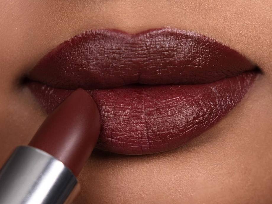 This is the right way to apply a dark lipstick that gives a bold look
