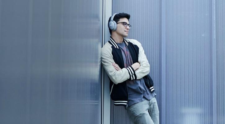 હેડફોનમાં ગીત સાંભળતા હો તો ચેતીજજો! ફ્રાંસના એક સર્વેમાં 25% આવા લોકો બહેરાશનો શિકાર બન્યા 3 If you are listening to a song in headphones, beware! According to a French survey, 25% of such people became deaf