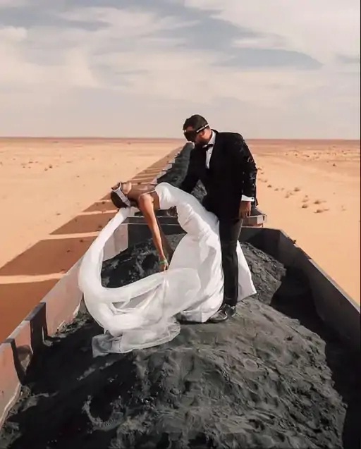 45 ડિગ્રી તાપમાન વચ્ચે કપલે ખતરનાક ટ્રેનમાં કર્યું હનીમૂન! સોશિયલ મીડિયામાં ફોટો કર્યા શેર 3 Couple made honeymoon in dangerous train between 45 degree temperature! Share the photo on social media