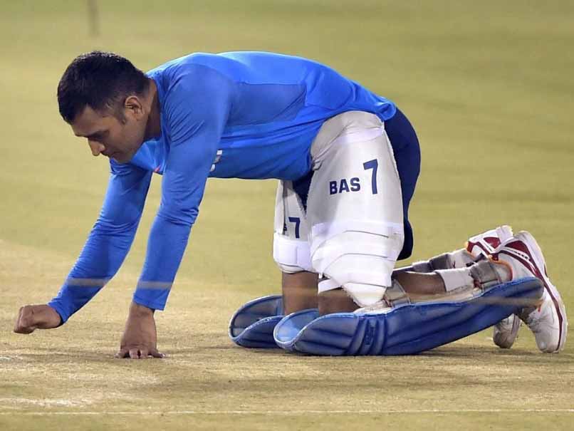 dhonis-knee-treatment-for-bringing-veteran-bowlers-to-his-knees-for-only-rs-40