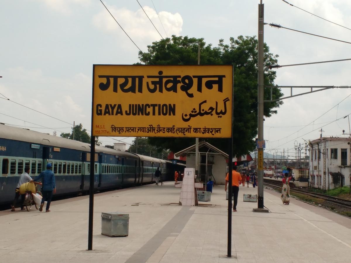 લો બોલો! એવું તે શું કારણ હશે કે આ વ્યકતી એન્જિન નીચે બેસીને 190 કિલોમીટરની મુસાફરી કરી 3 Speak up! What could be the reason that this person sat under the engine and traveled 190 kilometers