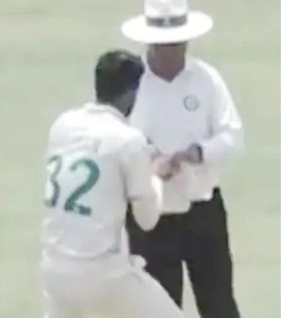 When the umpire did not give out, the Pakistani bowler made such a move that everyone laughed