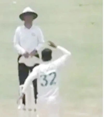 When the umpire did not give out, the Pakistani bowler made such a move that everyone laughed