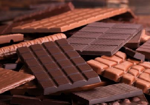 Chocolate keeps the heart healthy from losing weight! There are many benefits to eating chocolate