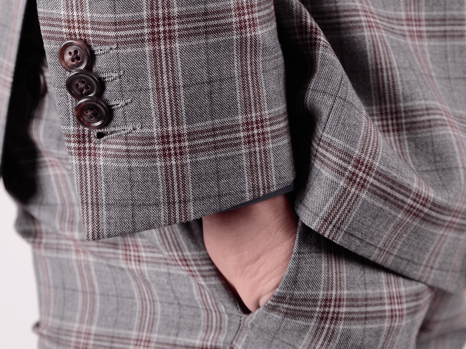 Why does a suit jacket have 3 buttons in the sleeve? This is the secret